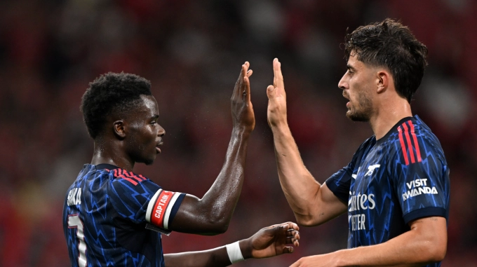 Kai Havertz (phải) chia vui cùng Bukayo Saka trong trận Arsenal thắng Newcastle 3-2 trên sân vận động quốc gia Singapore, Singapore ngày 27/7. Ảnh: Arsenal FC