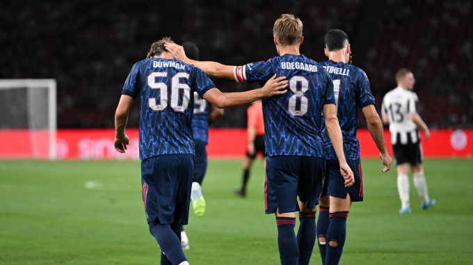 Martin Odegaard mừng bàn ấn định tỷ số cùng cầu thủ 15 tuổi Max Dowman. Ảnh: Arsenal FC