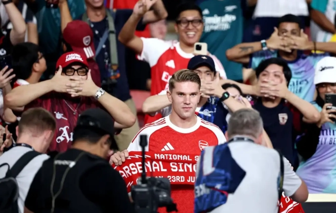 Nhiều CĐV bắt chước màn ăn mừng bàn thắng theo kiểu mặt nạ của Viktor Gyokeres. Ảnh: Tribuna